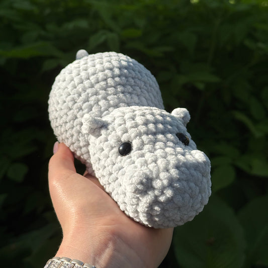 Hellgraues Nilpferd von vorne mit grünem Hintergrund