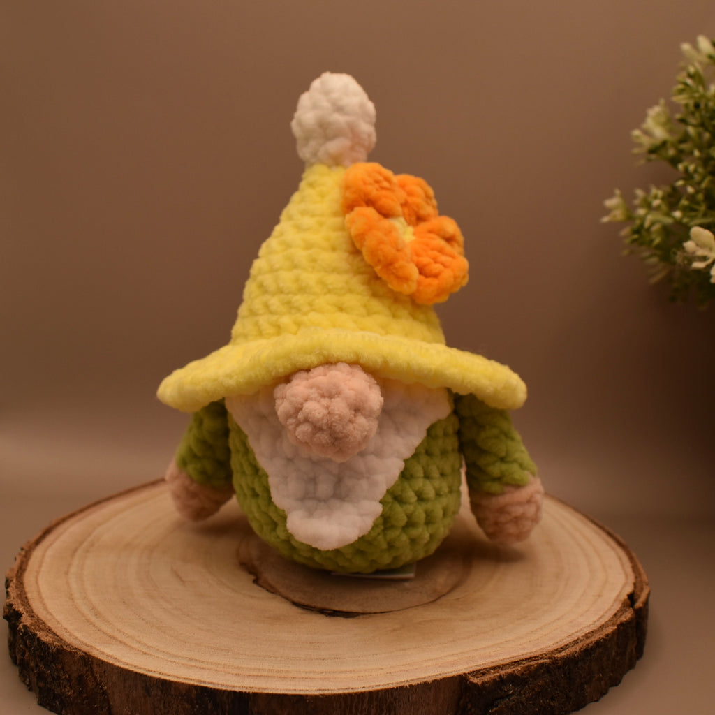 Frühlingswichtel mit Blume | Häkeltier