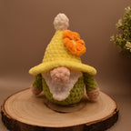 Frühlingswichtel mit Blume | Häkeltier