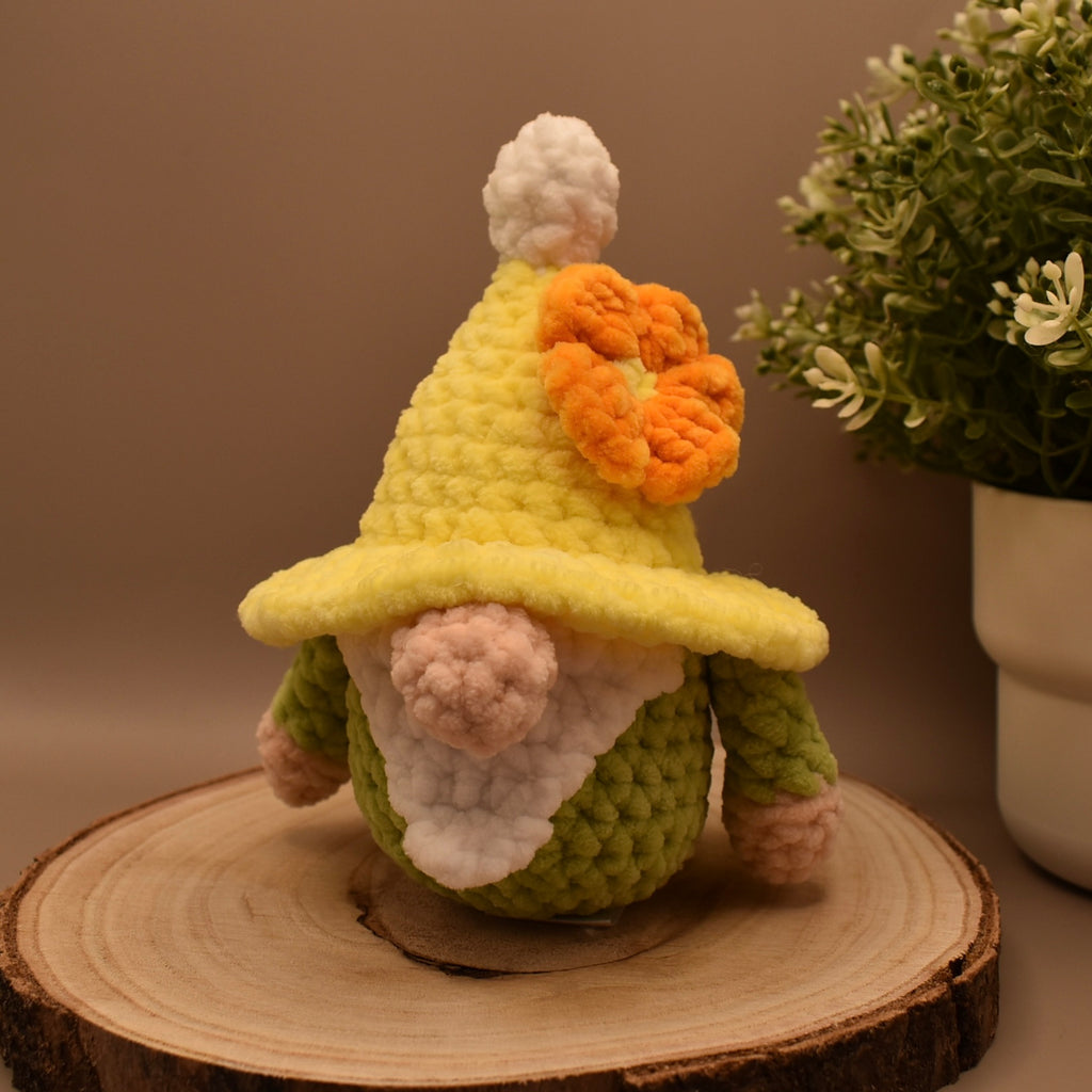 Frühlingswichtel mit Blume | Häkeltier