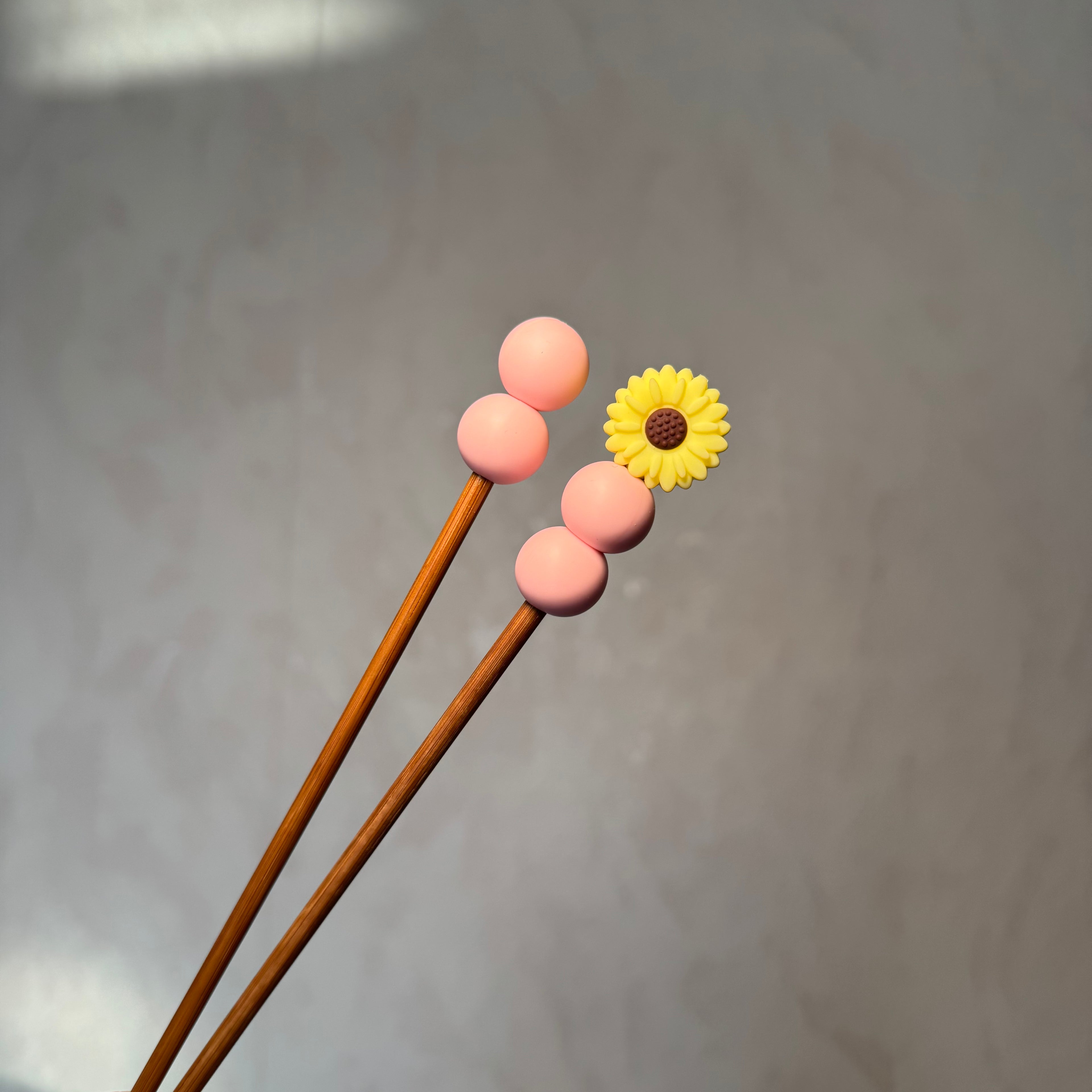 Amigurumi-Stick gelbe Blume rosa Details